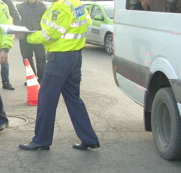 Peste 200 de sancţiuni aplicate de poliţiştii rutieri